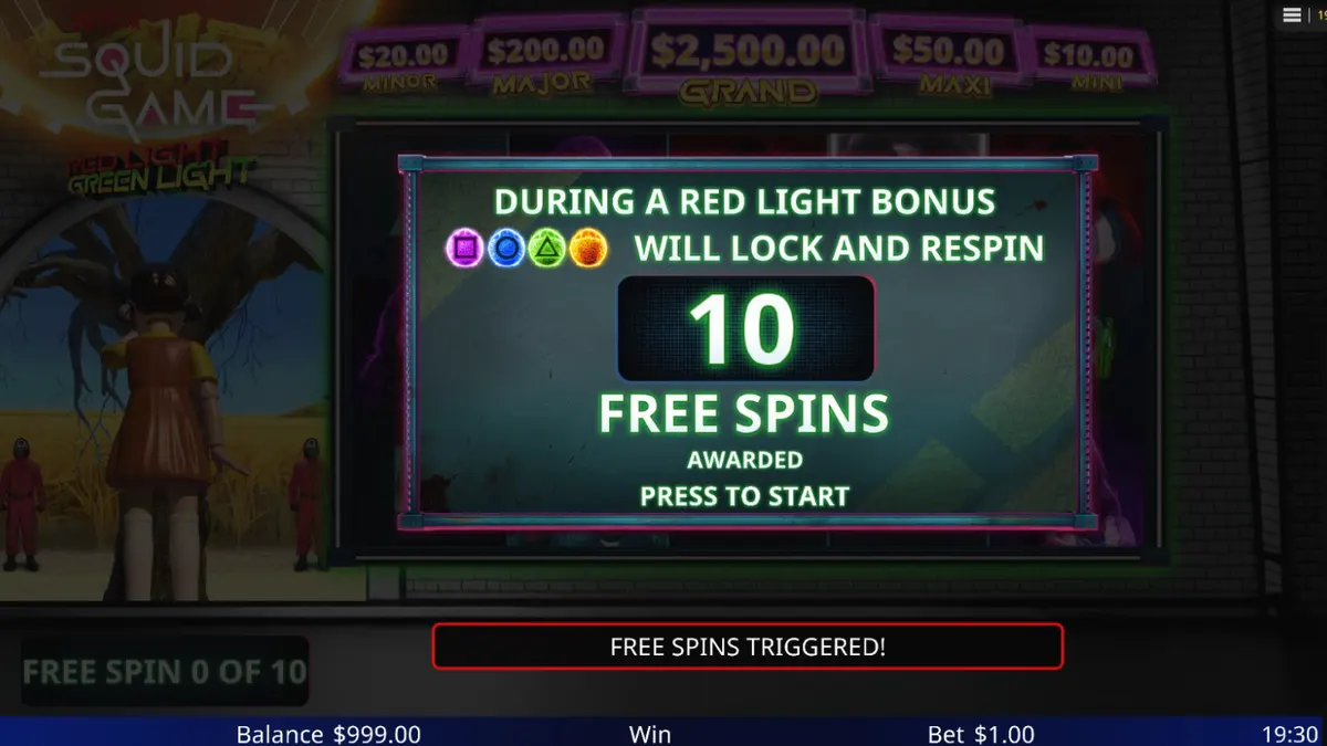 Tampilan visual slot Squid Game: Red Light, Green Light dengan simbol celengan babi dan latar belakang arena permainan.